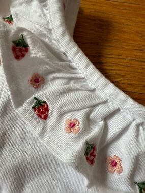EUC Mini Boden Ruffle Neck Trim Top Strawberries
